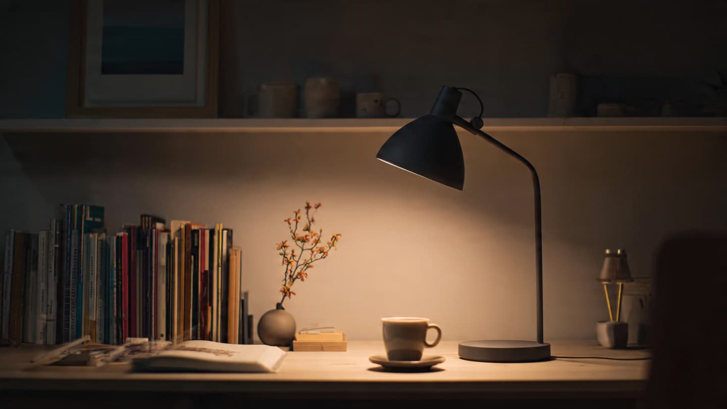 Desk with a dedicated adjustable desk lamp
